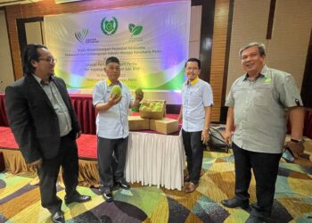 RAZALI Saad (dua dari kiri), Hafizuddin Othman (dua dari kanan) dan Mohd Farid Md Yusof (kiri) pada Majlis Menandatangani Perjanjian Kerjasama Pemasaran dan Pembangunan Industri Mangga Harumanis Perlis di Hotel Seri Malaysia, Kangar, Perlis hari ini. -UTUSAN/ASYRAF MUHAMMAD
