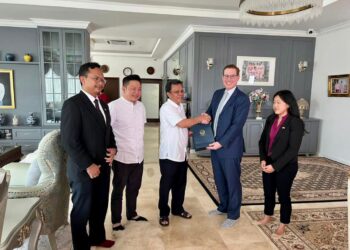 MOHD. Shafie Apdal (tiga kanan) bersama Michael Newbill (dua kanan) semasa kunjungan hormat di Kota Kinabalu hari ini.