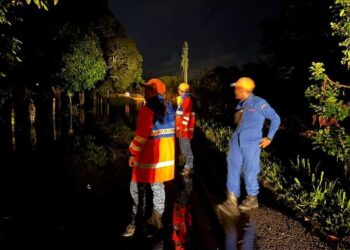 ANGGOTA APM Kuantan membuat pemantauan kawasan risiko banjir di Jalan Sri Damai di  Kuantan, Pahang. - IHSAN APM KUANTAN