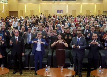 FAHMI Fadzil (depan tiga kiri) dan timbalannya, Teo Nie Ching (depan tiga kanan) bergambar bersama warga kementerian Komunikasi dan Digital pada Majlis Amanat Menteri Komunikasi dan Digital kepada warga kerja Kementerian Komunikasi dan Digital di Putrajaya di sini, hari ini.-UTUSAN/FAISOL MUSTAFA