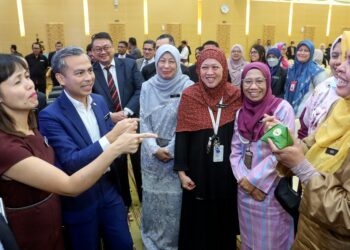 FAHMI Fadzil beramah mesra dengan warga Kementerian Komunikasi dan Digital selepas Majlis Amanat Menteri Komunikasi dan Digital kepada warga kerja kementerian itu di Putrajaya di sini, hari ini.-UTUSAN/FAISOL MUSTAFA