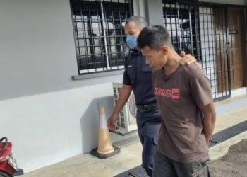 SEORANG pekerja bengkel kereta tidak mengaku bersalah di Mahkamah Sesyen Kuala Pilah atas tuduhan mencucuh isterinya dengan gunting yang dipanaskan dalam kejadian di sebuah bengkel di Felda Jelai, Gemas,  Tampin 13 Disember lalu.-UTUSAN/ NOR AINNA HAMZAH