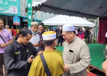 MOHD. Amar Nik Abdullah (kanan) sempat meluangkan masa beramah mesra dengan hadirin selepas menyampaikan Kuliah Pagi Jumaat di Dataran Ilmu, Kota Bharu, Kelantan- UTUSAN/MUSTAQIM MOHAMED