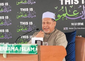 MOHD. Amar Nik Abdullah ketika menyampaikan kuliah pagi Jumaat di Dataran Ilmu, Kota Bharu, Kelantan hari ini. - UTUSAN/MUSTAQIM MOHAMED