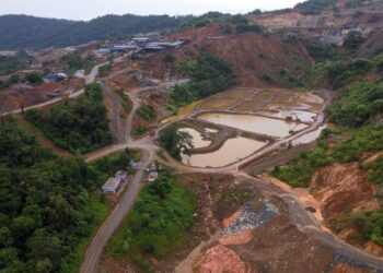 SALAH sebuah kolam tadahan air yang terdapat di kawasan lombong bijih besi di Bukit Besi, Dungun, Terengganu. - UTUSAN/PUQTRA HAIRRY ROSLI