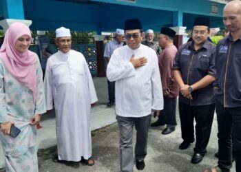 MOHAMED KHALED ketika hadir solat Jumaat dan majlis kesyukuran sempena kemenangan BN dalam PRU15 di Masjid An Nur Felda Simpang Waha di sini hari ini.