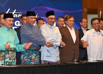 HAJIJI Noor (kiri) bersama Ahmad Zahid Hamidi (dua kiri), Anwar Ibrahim (tengah), Abang Abdul Rahman Zohari Tun Openg (dua kanan) dan Mohd.Shafie Apdal (kanan) semasa menandatangani perjanjian Permuafakatan Antara Gabungan Kerajaan  Perpaduan di Putrajaya hari ini.
