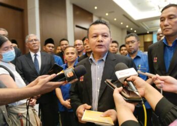 AMINUDDIN Awang bercakap kepada pemberita dalam sidang akhbar selepas Majlis Pertukaran MoU antara NUTP dan A Tech di sebuah hotel di Banda Hilir, Melaka. - UTUSAN/MUHAMMAD SHAHIZAM TAZALI