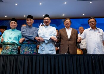 MOHD. Shafie Apdal (kanan) selepas menandatangani pemuafakatan dan perjanjian persefahaman bagi mengukuhkan pentadbiran Kerajaan Perpaduan di Bangunan Perdana Putra, Putrajaya semalam.