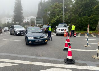 PIHAK berkuasa mengawal jalan ke lokasi kejadian.