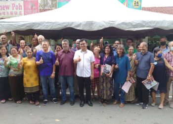 Akmal Nasrullah (tengah) bergambar bersama penduduk Kim Teng Park, Johor Bahru selepas mengadakan program lawatan di kawasan berkenaan, hari ini.