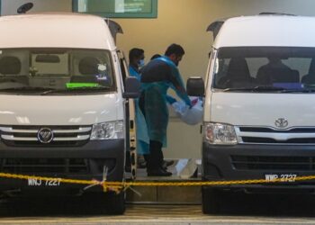 MAYAT mangsa yang terlibat dalam tragedi tanah runtuh di Father’s Organic Farm, Batang Kali, Selangor dibawa keluar dari jabatan forensik bagi urusan pengebumian, di Hospital Sungai Buloh, Selangor. - UTUSAN/SHIDDIEQIIN ZON