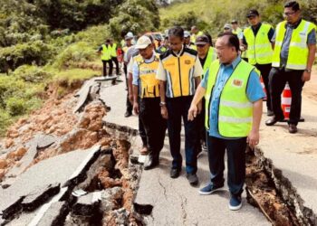 ALEXANDER Nanta Linggi (depan) melihat kawasan runtuhan yang berlaku di Jalan Felda Kepis, Kuala Pilah hari ini.-GAMBAR/FACEBOOK ALEXANDER NANTA LINGGI.