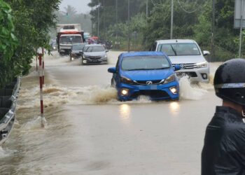 SEMUA kenderaan ringan tidak dibenarkan menggunakan lalaun  Machang-Kota Bharu di Pulai Chondong, Machang, Kelantan selepas ditenggelami air-UTUSAN/IHSAN POLIS