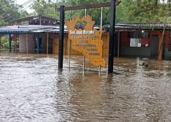 SEBAHAGIAN kawasan kedai kopi, tempat menunggu bot penambang dan jeti bot penambang mula ditenggelami air di Kampung Bantal, Ulu Tembeling di Jerantut, Pahang.