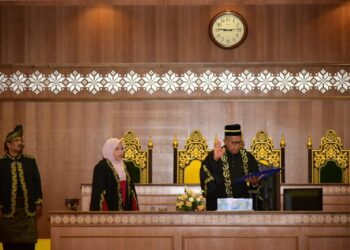 RUSSELE Eizan mengangkat sumpah jawatan sebagai Speaker DUN Perlis ketika Mesyuarat Pertama Penggal Persidangan Pertama DUN Perlis di Kompleks DUN, Kangar, Perlis hari ini. - UTUSAN/ASYRAF MUHAMMAD