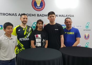 S.Kisona (tiga dari kiri) bersama kepimpinan tertinggi Akademi Badminton Malaysia ketika mengumumkan pengunduran dari skuad kebangsaan hari ini.