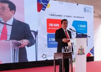 SULAIMAN Md. Ali berucap pada Majlis Perhimpunan Bulanan dan Pencapaian Setahun Kerajaan Negeri di Seri Negeri, Ayer Keroh, Melaka. - UTUSAN/MUHAMMAD SHAHIZAM TAZALI