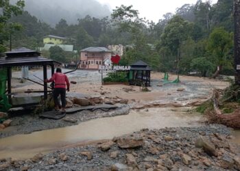 SEBAHAGIAN kemudahan yang musnah akibat fenomena kelapa air di Jeram Mengaji Agro Resort di Pasir Puteh, Kelantan. - UTUSAN/TOREK SULONG