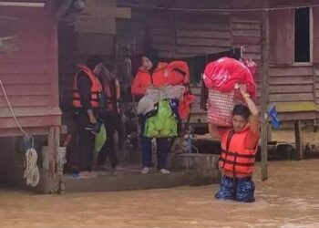 ANGGOTA APM membantu memindahkan barang kepunyaan mangsa banjir Kampung Kuala Semantan ke PPS Balai Raya Kampung Ria di Raub, Pahang. - UTUSAN /IHSAN APM RAUB