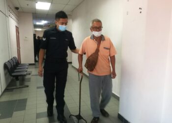 Goh Heng Hong, 67, dibawa ke Mahkamah Sesyen Johor Bahru, atas pertuduhan amang seksual dan cubaan merakam pornografi kanak-kanak lapan tahun hari ini,
