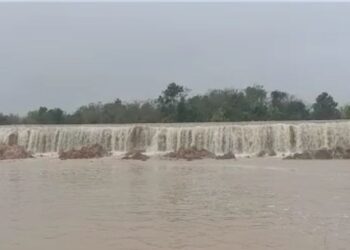 TANGKAP layar yang menunjukkan ban Projek Pembangunan Lembangan Sungai Bersepadu (PLSB) Sungai Golok pecah di Kuala Teluk, Kampung Lachang, Rantau Panjang, Kelantan petang tadi