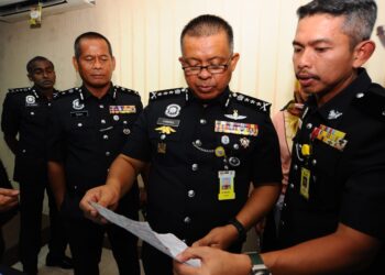 KAMARUL Zaman Mamat (dua dari kanan) melihat rampasan kertas  perjudiaan bola sepak Piala Dunia dalam OP Soga IX dalam sidang media di IPK, Johor Bahru disini.-UTUSAN/RAJA JAAFAR ALI