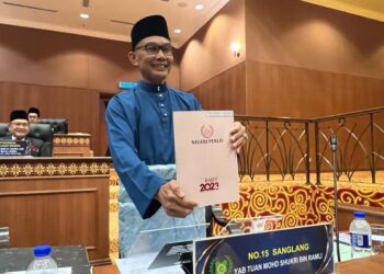 MOHD Shukri Ramli menunjukkan buku Bajet 2023 Perlis sebelum dibentangkan sewaktu Mesyuarat Pertama Penggal Persidangan Pertama Dewan Undangan Negeri (DUN) Perlis Ke-15 di Kompleks DUN, Kangar, Perlis hari ini.- UTUSAN/ASYRAF MUHAMMAD