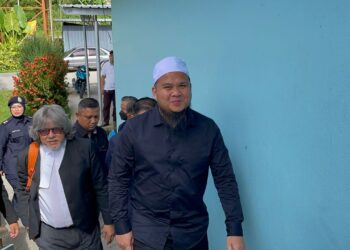 EBIT Lew tersenyum semasa tiba di pekarangan Mahkamah Majistret Tenom hari ini.