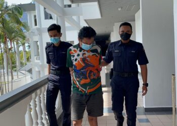 TERTUDUH diiring keluar anggota polis selepas mengaku tidak bersalah di Mahkamah Majistret, Ayer Keroh, Melaka atas pertuduhan menampar muka ibu kandung berkali-kali, mencederakan anak saudara dan mengugut menoreh muka adik perempuannya.
