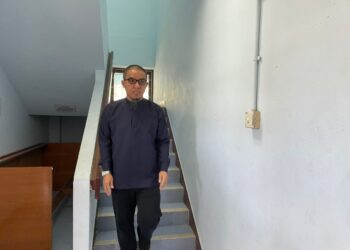 FIRDAUS Wong Wai Fung semasa hadir di Mahkamah Majistret, Tenom hari ini. - UTUSAN/SURAIDAH ROSLAN