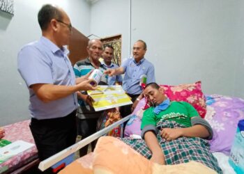 MOHAMMAD TAHA Mohd. Dom (dua dari kiri) menerima replika cek disampaikan Ngwe Hee Sam dan Abdul Razak Omar di Kampung Kuala Sungga, Tebong, Alor Gajah, Melaka. - UTUSAN/AMRAN MULUP.