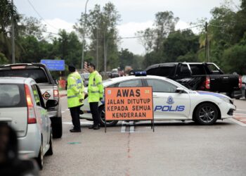 JALAN Pasir Mas-Rantau Panjang berhampiran simpang Kampung Repek, Pasir Mas, Kelantan terpaksa ditutup kepada semua kenderaan selepas ditenggelami banjir.-UTUSAN/KAMARUL BISMI KAMARUZAMAN