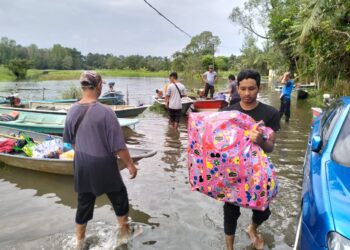 PENDUDUK Kampung Jejulok mula berpindah berikutan banjir mula melanda kawasan Pengkalan Kubor, Tumpat, Kelantan hari ini-UTUSAN/ROHANA ISMAIL.