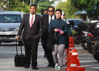 AZMAN Syah Alias hadir di Mahkamah Sesyen Ampang bagi menghadapi pertuduhan seksual. -  UTUSAN/FAIZ ALIF AHMAD ZUBIR