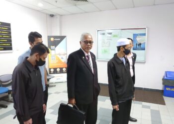 ABD. Razak (kanan) dan Muhammad Faizal (kiri) didakwa di Mahkamah Sesyen Johor Bahru hari ini atas dakwaan menerima suapan berjumlah RM4,500 dan RM1,500 masing-masing pada tahun 2019.