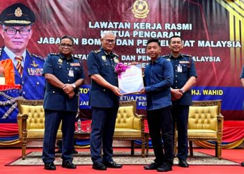 MOHAMMAD Hamdan Wahid menyampaikan sijil penghargaan Hero Bomba kepada Muhammad Zulfikal (kanan) ketika lawatan kerja rasmi beliau ke JBPM Negeri Sembilan di Seremban 2, Seremban hari ini.- UTUSAN/ZAKKINA WATI AHMAD TARMIZI.