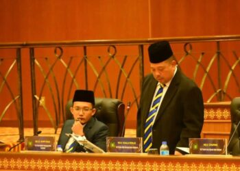 ABU Bakar Hamzah berbahas dalam sidang DUN Perlis di Kompleks DUN, Kangar, Perlis hari ini.- UTUSAN/ASYRAF MUHAMMAD