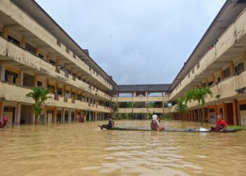KEADAAN banjir yang berlaku di pusat pemindahan sementara di Sekolah Menengah Kebangsaan Felda Kerteh 3, Dungun, Terengganu, hari ini. - UTUSAN/PUQTRA HAIRRY ROSLI