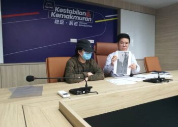 Zhi Li menunjukkan tangkap layar iklan pinjaman wang berlesen yang menjerat mangsa untuk membuat pinjaman