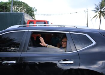 ANWAR Ibrahim melambai tangan  selepas meninjau Projek Pembangunan Lembangan Sungai Bersepadu (PLSB) Sungai Golok di Lubok Jong, Rantau Panjang, Kelantan hari ini.-UTUSAN/KAMARUL BISMI KAMARUZAMAN