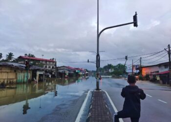 KEADAAN terkini air banjir yang semakin surut di persimpangan lampu isyarat Kampung Banggol Kulim, Rantau Panjang, Kelantan hari ini-UTUSAN/IHSAN PEMBACA