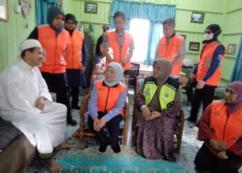 NANCY Shukri (duduk, dua kiri) berbual dengan Mohd.Nadzir Mohamed bapa kepada tiga beradik yang muat terkena renjatan elektrik di Kampung Bendang Surau, Morak, Tumpat, Kelantan hari ini.-UTUSAN/ROHANA MOHD.NAWI.