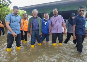 AHMAD Zahid Hamidi  memantau keadaan banjir di Kampung Bukit Mentok, Kemaman, hari ini.