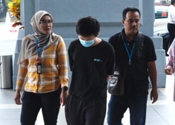 YAP Jian Sheng dibawa ke Mahkamah Majistret Kuala Lumpur bagi menghadapi pertuduhan mencabul kehormatan dan menunjukkan kemaluannya kepada dua wanita. -  UTUSAN/AMIR KHALID