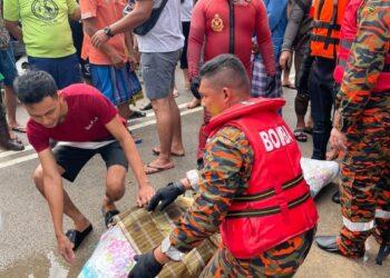 MAYAT mangsa ditemukan oleh anggota Balai Bomba dan Penyelamat Pasir Mas berhampiran rumahnya di Kampung Chenerai, Alor Pasir, Pasir Mas, Kelantan hari ini-UTUSAN/IHSAN BOMBA.