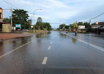 AIR dilihat mulai surut di kawasan persimpangan lampu isyarat menuju ke Kompleks Imigresen, Kastam, Kuarantin dan Keselamatan (ICQS) Rantau Panjang, Kelantan hari ini-UTUSAN/IHSAN PEMBACA