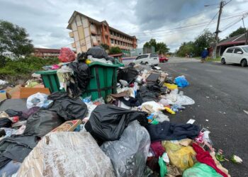 SALAH satu lokasi pembuangan sampah yang sudah melimpah keluar dari tong di kawasan Pusat bandar Pasir Puteh, Kelantan.-UTUSAN/TOREK SULONG