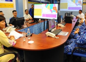 TEO Nie Ching (kiri) mendengar penerangan daripada Kamal Mokhtar (kanan) sempena lawatan di Pejabat Angkatan  Pertahanan Awam Malaysia di Bandar Baru Uda, Johor Bahru i.- UTUSAN/RAJA JAAFAR ALI