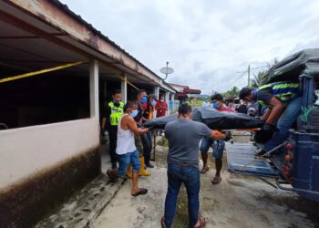 ANGGOTA polis membawa keluar mayat seorang warga emas yang ditemukan meninggal dunia di dalam sebuah rumah di Rumah Rakyat Dangi, Kuala Pilah, hari ini.